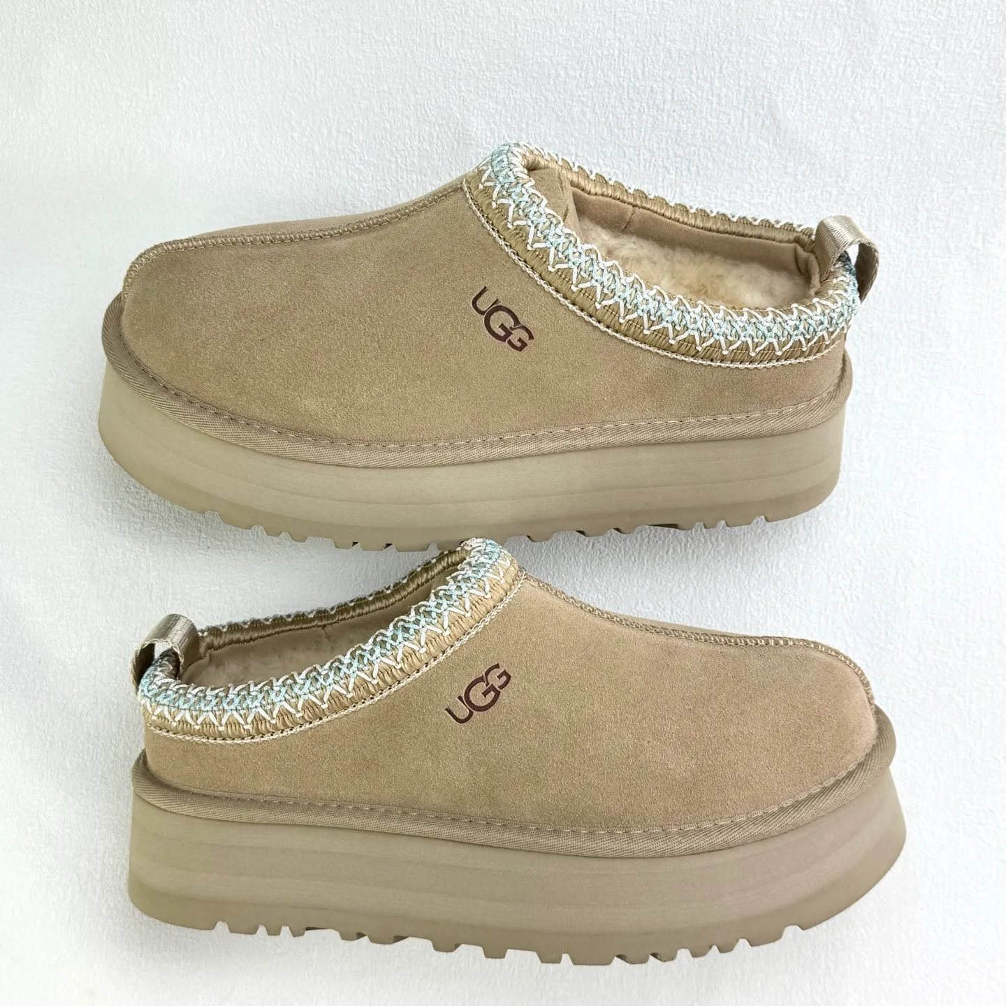 💰400 UGG Tats series thickened model Mule style toe-cap 5CM half slippers Ethnic style autumn and winter snow boots High-quality sheepskin and wool Integrated with high quality Warmth and heat sealing Made of TPU molded suede upper material Embedded with artificial curly wool plush lining and 10mm UGGPURE™ implanted wool lining and removable UGGPURE™ implanted wool insole Lightweight non-slip and comfortable rubber outsole with brand LOGO With complete packaging Official item number: 11225532722 Size: 35 36 37 38 39 40